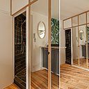 L’espace douche est dissimulé derrière un linéaire de portes avec une partie centrale consacrée au rangement.