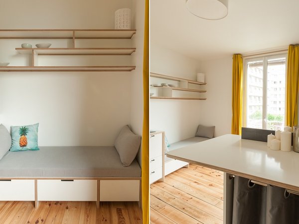 Le coin salon est composé d’une banquette qui offre un couchage d’appoint pour une personne. Sous le divan, des rangements fermés et en hauteur des étagères décoratives.