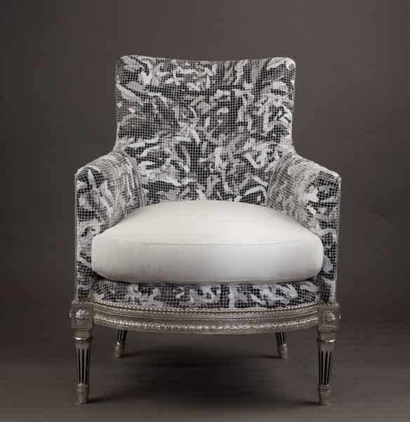 Camouflage Hiver : bois argenture à la feuille, galons gros grain : 720 mètres - tissu Eden Houlès pour le coussin d’assise - filet en coton blanc - clous nickel Mat Houlès