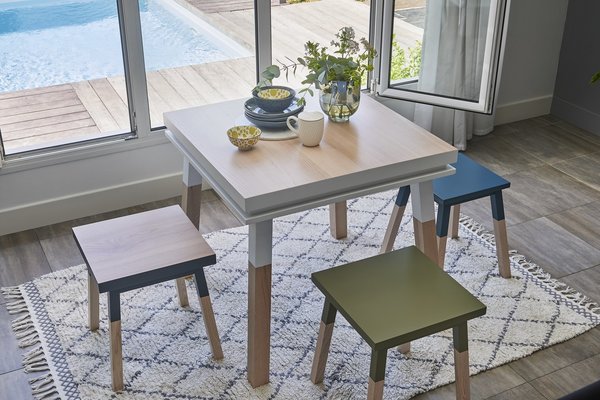 Dans ce coin repas, on a joué sur le mélange de couleurs de la collection Egée pour donner vie à l’espace.