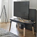 La console ovale peut faire office de support pour l’écran TV ou de meuble de séparation entre de deux espaces, collection Egée.