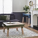 La table carrée, en version haute ou basse, est équipée d’un tiroir, collection Egée.