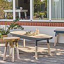 Le banc ou table basse ovale sort aussi sur la terrasse, collection Egée.