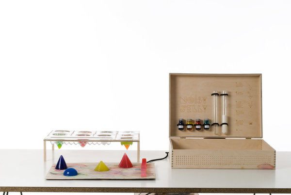 Noisy Jelly, en rupture avec l’écran tactile des smartphones, ce jeu tactile et kit de petit chimiste sonore permet par simple contact avec le corps de produire des sons variés. Création Studio Pinaffo Pluvinage, 2013, projet conçu en collaboration avec Marianne Cauvard.