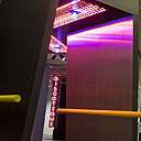 L’entrée de l’exposition, Night fever. Designing Club Culture 1960 – Today, sans videur ni portier, fait penser à l’entrée d’un vrai club. L’entrée de l’exposition, Night fever. Designing Club Culture 1960 – Today, sans videur ni portier, fait penser à l’entrée d’un vrai club.