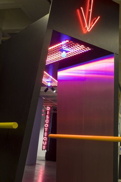 L’entrée de l’exposition, Night fever. Designing Club Culture 1960 – Today, sans videur ni portier, fait penser à l’entrée d’un vrai club.