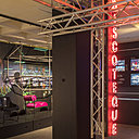 Dans l’exposition, Night fever. Designing Club Culture 1960 – Today, chaise Piper en fibre de verre laquée noire et structure tubulaire en acier chromé, création Pietro Derossi et Giorgio Ceretti en 1966. Autre siège rose bonbon, modèle Akiko Chair, création Gianni Arnudo pour Paolina B. en 1982. Pièces fabriquées par Gufram. Dans l’exposition, Night fever. Designing Club Culture 1960 – Today, chaise Piper en fibre de verre laquée noire et structure tubulaire en acier chromé, création Pietro Derossi et Giorgio Ceretti en 1966. Autre siège rose bonbon, modèle Akiko Chair, création Gianni Arnudo pour Paolina B. en 1982. Pièces fabriquées par Gufram.