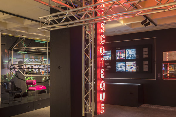Dans l’exposition, Night fever. Designing Club Culture 1960 – Today, chaise Piper en fibre de verre laquée noire et structure tubulaire en acier chromé, création Pietro Derossi et Giorgio Ceretti en 1966. Autre siège rose bonbon, modèle Akiko Chair, création Gianni Arnudo pour Paolina B. en 1982. Pièces fabriquées par Gufram.