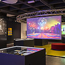 On ne peut ne pas évoquer le film culte Saturday night fever et les décors de lumière du dancefloor qui révèlent la sublime chorégraphie de l’acteur John Travolta. On ne peut ne pas évoquer le film culte Saturday night fever et les décors de lumière du dancefloor qui révèlent la sublime chorégraphie de l’acteur John Travolta.