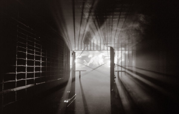 En 1996-97, vue intérieure de Trésor, premier club techno de Berlin, installé dans les chambres fortes d’un grand magasin berlinois. Les portes à barreaux et les anciens coffres-forts muraux ont été conservés.