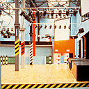 Intérieur de The Haçienda, avec peinture en bleu-gris glacé sur les murs et le sol, bandes de signalisation noires et jaunes voyantes, bornes blanches et noires pour accentuer le look industriel. Création de Ben Kelly. Intérieur de The Haçienda, avec peinture en bleu-gris glacé sur les murs et le sol, bandes de signalisation noires et jaunes voyantes, bornes blanches et noires pour accentuer le look industriel. Création de Ben Kelly.