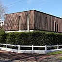 Le bardage en bois exotique imputrescible et les ouvertures verticales font écho aux arbres de la pinède comme à l’architecture traditionnelle des maisons anciennes du Touquet.
