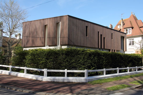 Le bardage en bois exotique imputrescible et les ouvertures verticales font écho aux arbres de la pinède comme à l’architecture traditionnelle des maisons anciennes du Touquet.