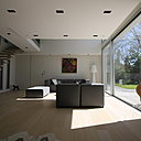 Le salon s’ouvre sur la terrasse. Eclairage intégré Delta Light.