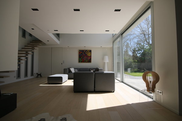 Le salon s’ouvre sur la terrasse. Eclairage intégré Delta Light.