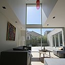 Seul un linteau, mis en place pour des raisons de facilité, brise le grand châssis vitré vertical.