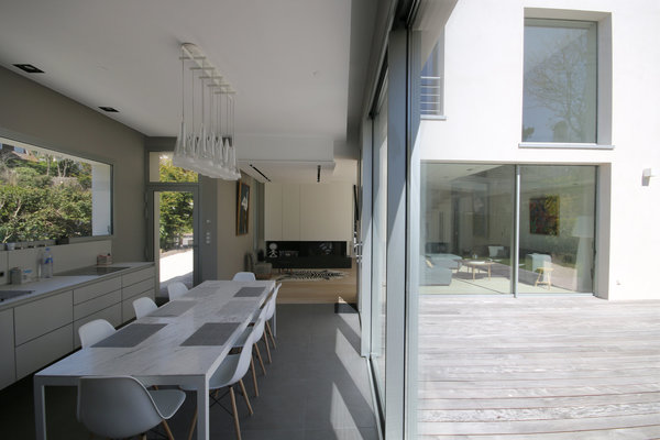 Dans la cuisine, modèle B1 chez Bulthaup. Table en Solid Surface, imitant le marbre.