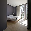 La chambre parentale, située au rez-de-chaussée, dessine un volume ouvert telle une suite avec une salle de bains et un dressing dissimulé derrière une paroi.