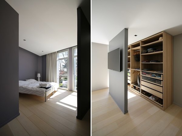 La chambre parentale, située au rez-de-chaussée, dessine un volume ouvert telle une suite avec une salle de bains et un dressing dissimulé derrière une paroi.