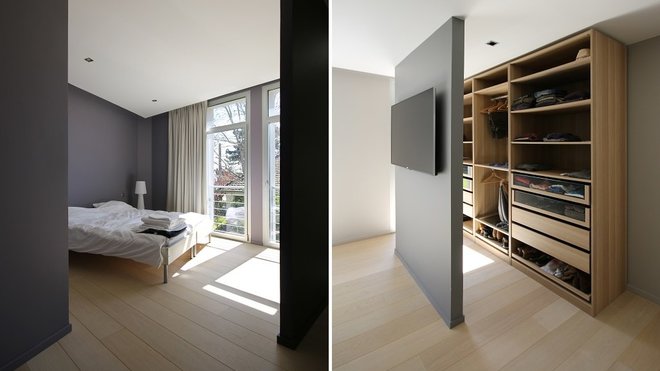 La chambre parentale, située au rez-de-chaussée, dessine un volume ouvert telle une suite avec une salle de bains et un dressing dissimulé derrière une paroi.