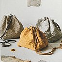 Des bourses à coudre pour la récolte à partir de teinture à la rhubarbe, grande consoude et coréapsis