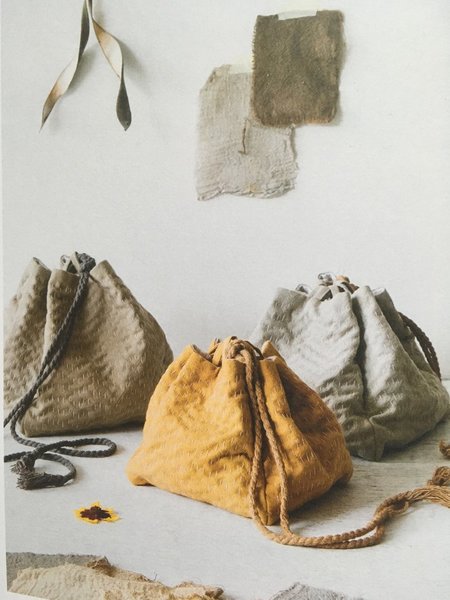 Des bourses à coudre pour la récolte à partir de teinture à la rhubarbe, grande consoude et coréapsis