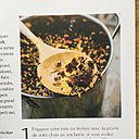 Chauffez à feux doux jusqu'à ce que le mélange frémisse, sans jamais faire bouillir l'eau pour ne pas tuer la couleur.