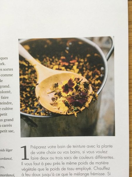 Chauffez à feux doux jusqu'à ce que le mélange frémisse, sans jamais faire bouillir l'eau pour ne pas tuer la couleur.