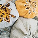 Ces grandes bourses froncées s'inspirent des traditionnels sacs à riz japonais, composés de bouts de tissus cousus ensemble.