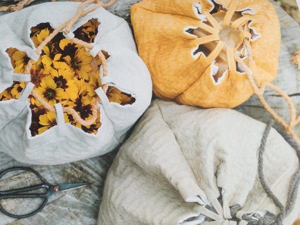 Ces grandes bourses froncées s'inspirent des traditionnels sacs à riz japonais, composés de bouts de tissus cousus ensemble.