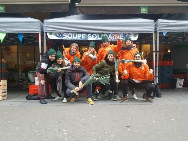 Les très nombreux bénévoles de tous horizons et les salariés de chez EXKI nature’s Kitchen se sont épaulés pour que cette soupe solidaire soit un succès.