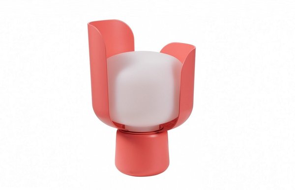 Lampe à poser Blom dans une tonalité corail, création Andreas Engesvik, 156 €, Fontana Arte.