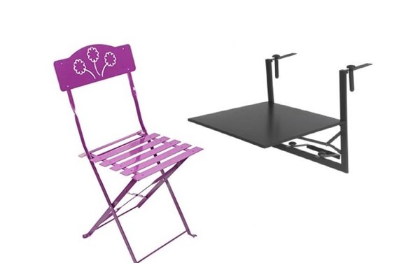 Chaise et table de balcon avant décor.