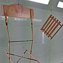 A gauche, la chaise se voit recouverte de peinture cuivrée et à droite, la phase d’application du motif déco bois pour la table. A gauche, la chaise se voit recouverte de peinture cuivrée et à droite, la phase d’application du motif déco bois pour la table.