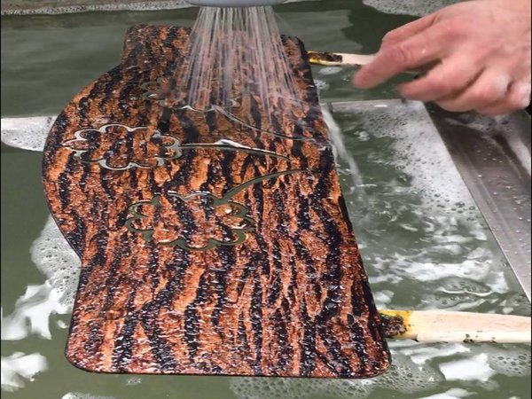 Phase de rinçage chaise après l'application du motif décoratif hydro dipping.