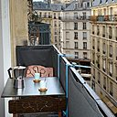 Effet cuivré ou effet laiton pour donner chic et noblesse à une chaise et une table de balcon à l’origine toute simples. Effet cuivré ou effet laiton pour donner chic et noblesse à une chaise et une table de balcon à l’origine toute simples.