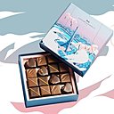 Le coffret vertige est passionnément chocolat : ganache noire, pure origine République Dominicaine recouverte d’une fine feuille de chocolat aux fruits de la passion.