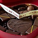 Intemporel coffret rouge en forme de coeur garni d'un assortiment de grands classiques Maison et de recettes de la collection "Vertige Chocolat ». 22 euros