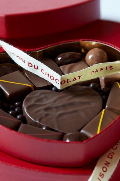 Intemporel coffret rouge en forme de coeur garni d'un assortiment de grands classiques Maison et de recettes de la collection "Vertige Chocolat ». 22 euros