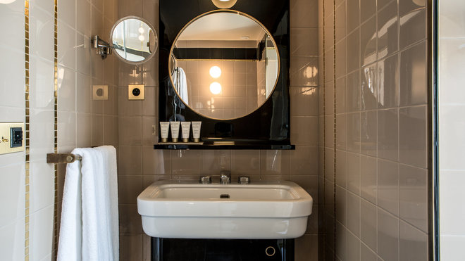 Dans les salles de bains, les mosaïques et les carreaux, en place depuis les années 1920, ont servi de base pour les nouveaux aménagements.