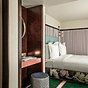 Textiles raffinés et sommiers en tissu imprimé inspiré d’illustrations érotiques des années 1920 dessinent une atmosphère sensuelle.