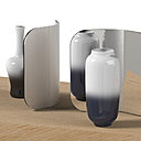 Miroir « Fold Mirror » en aluminium et verre, décliné en deux tailles et vases « Visage » en porcelaine (modèle Flower vase blue and black). Création Michael Young studio pour Zens en 2019.