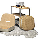 Modèles « Ellipse Table » et « Ellipse Chair » en chêne, coussin Perch en tissu éponge et fibres végétales tressées et étagère Cascade en aluminium et bambou. Sur l’étagère miroir « Fold Mirror » et vases « Visage » déclinés en trois couleurs et formes. Tapis, modèle « Geometric Corner » en fibres acryliques décliné en 2 couleurs et 3 tailles. Création Michael Young studio pour Zens en 2019.