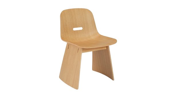 Modèle « Ellipse Chair » en contreplaqué de bois courbé et chêne. Création Michael Young studio pour Zens en 2019.