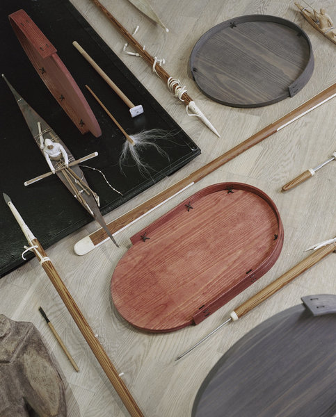 Knot. 3901, série de plateaux en bois et cordes qui emprunte les techniques classiques de fabrication des kayaks. Les cerclages sont réalisés à partir de bois de hêtre cintrés dans un bain de vapeur, puis fixés au plateau grâce à des nœuds spécifiques. L’ensemble est peint en utilisant les couleurs des paysages. Création LeviShara, designers et Thomas Lauge Laarseeraq, Julius Denis Berthelsen Boassen, noueurs.