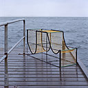 Knot 2491, duo de structures en acier, cordes et filets, inspirées par l’univers de la pêche qui peuvent servir de tables d’appoint, espace rangement, assise selon une appropriation libre. Création de LeviSarha, designers avec Frederik Brummmerstedt, Claudi Jensen et Siunïssok Rask, fabricants de filets de pêche, Thomas Lauge Laarseeraq, Julius Denis Berthelsen Boassen, noueurs et Allan Larsen, constructeur de bateaux.