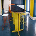 Dans le Pool Bar de la société Adverline, mobilier au piètement en fil métallique créé par Adonde.