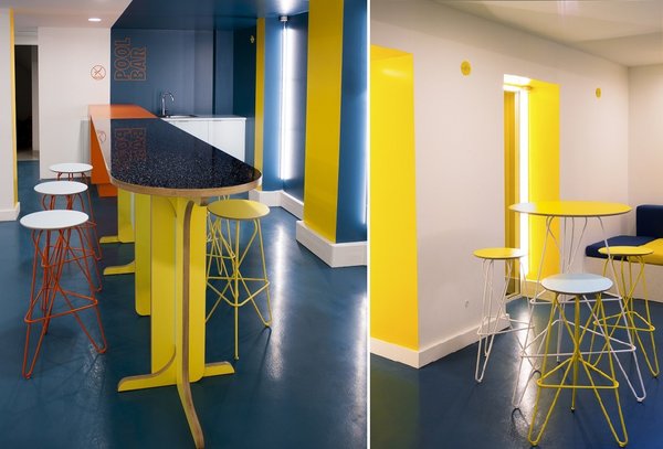 Dans le Pool Bar de la société Adverline, mobilier au piètement en fil métallique créé par Adonde.