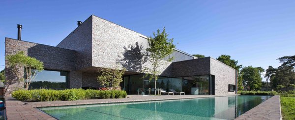 Habitation à la longueur inhabituelle de 33 mètres rythmée par le relief et les couleurs des briques de parement. Réalisation Egide Meertens Plus Architecten.