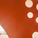 Les perforations de l’écran en Médium teinté dans la masse et vernis servent de prises de main et de pied à l’enfant pour monter et descendre de la mezzanine.